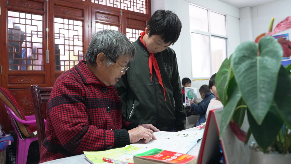 9  全市十佳五老王金莲图文资料.JPG